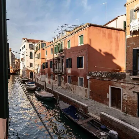 Pozzo D' Oro 2 Canal View Primo Piano Appartement *
