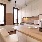 Pozzo D' Oro 2 Canal View Primo Piano アパート *