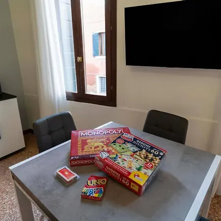 Pozzo D' Oro 2 Canal View Primo Piano * Венеция